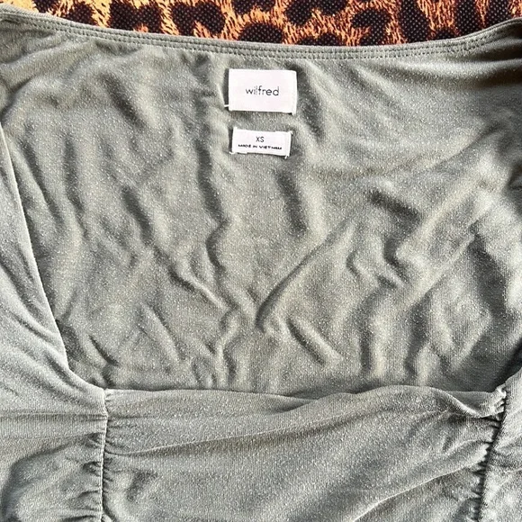 Aritzia ruched long sleeve - Picture 2 of 4